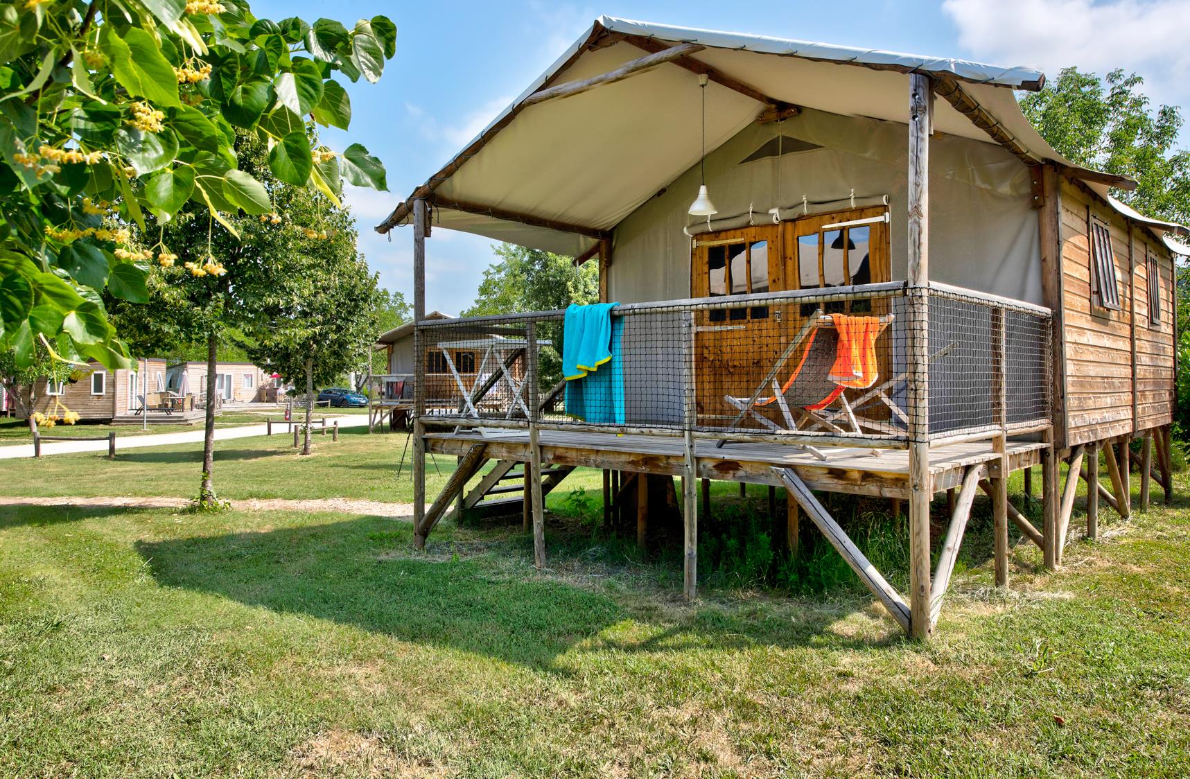 Cabane Lodge Bois sur pilotis Confort 38m² (2 chambres) dont terrasse couverte 12m² + TV